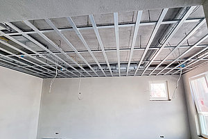 Erweiterung Ev. Kita Plötzensee: Unterkonstruktion Schallschutzdecke, 19.3.2024 (© Andreas Kaul)