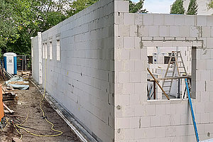 Erweiterung Ev. Kita Plötzensee: Mauerwerk, 25.7.2023 (© Andreas Kaul)