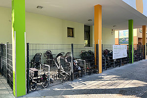 Energetische Sanierung Ev. Kita Alt-Tempelhof, nach Fertigstellung: Stellplätze Kinderwagen, 15.9.2023 (© Architekturbüro Hoffmann)