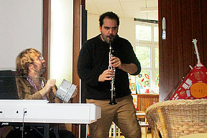 Ev. Kita Viktoria-Luise-Platz: Projekt Lebensmelodien: Besuch der Musiker am 29.9.2023 (© Heidrun Jansen/Stefanie Leipholz)