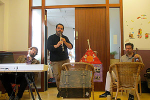 Ev. Kita Viktoria-Luise-Platz: Projekt Lebensmelodien: Besuch der Musiker am 29.9.2023 (© Heidrun Jansen/Stefanie Leipholz)