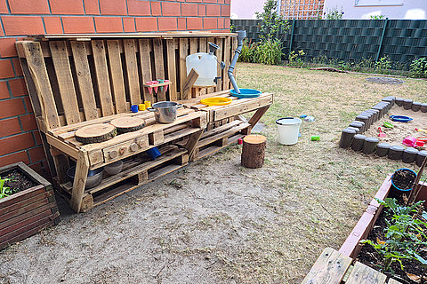 Ev. Kita Dreikönig: Outdoorküche (© Heike Mundrzyk)