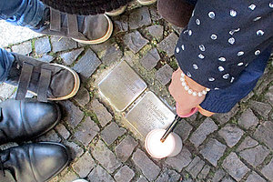 Ev. Kita Viktoria-Luise-Platz: Projekt Lebensmelodien: Stolpersteinputzen am 6.11.2023 (© Heidrun Jansen/Stefanie Leipholz)