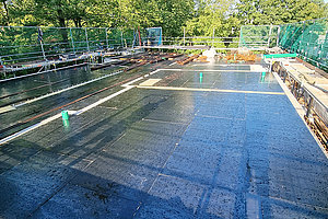Erweiterung Ev. Kita Plötzensee: Einschalarbeiten für die neue Betondecke, 15.8.2023 (© Andreas Kaul)