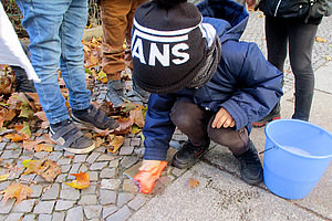 Ev. Kita Viktoria-Luise-Platz: Projekt Lebensmelodien: Stolpersteinputzen am 6.11.2023 (© Heidrun Jansen/Stefanie Leipholz)
