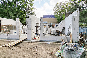 Erweiterung Ev. Kita Plötzensee: Mauerwerk, 25.7.2023 (© Andreas Kaul)