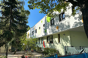 Energetische Sanierung Ev. Kita Alt-Tempelhof, nach Fertigstellung: Kita seitlich, 15.9.2023 (© Architekturbüro Hoffmann)