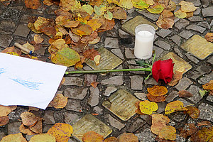 Ev. Kita Viktoria-Luise-Platz: Projekt Lebensmelodien: Stolpersteinputzen am 6.11.2023 (© Heidrun Jansen/Stefanie Leipholz)
