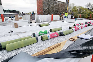 Neubau der Ev. Kita Regenbogenland: Dämmung Dach, 9.4.2025 (© Andreas Kaul)