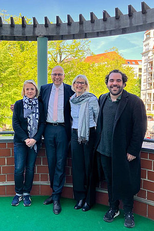 Ev. Kita Viktoria-Luise-Platz: Projekt Lebensmelodien, September bis November 2023: Mitwirkende (u. a.), v. l. Stefanie Leipholz, Michael Raddatz, Heidrun Jansen, Nur Ben Shalom (© Sehrish Aziz)