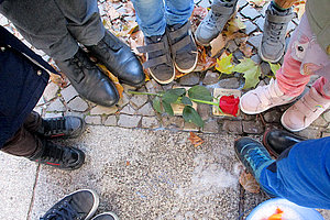 Ev. Kita Viktoria-Luise-Platz: Projekt Lebensmelodien: Stolpersteinputzen am 6.11.2023 (© Heidrun Jansen/Stefanie Leipholz)