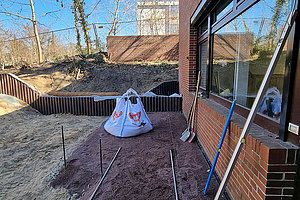 Neugestaltung Krippenspielplatz der Ev. Kita Grünes Dreieck: Einbau Palisaden, 18.3.2025 (© Andreas Kaul)