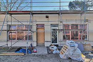 Erweiterung Ev. Kita Plötzensee: Seitlicher Eingang, 19.3.2024 (© Andreas Kaul)