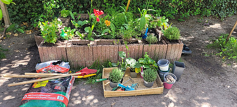 Ev. Kita Kreuz: Ostern/Frühling 2025, Pflanzaktion 29./30. April (© Lisa Sinapius)