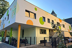 Energetische Sanierung Ev. Kita Alt-Tempelhof, nach Fertigstellung: Haupteingang, 15.9.2023 (© Architekturbüro Hoffmann)
