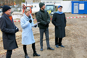 Ev. Kita Regenbogenland: Grundsteinlegung 18.11.2024 (© Wolf Wust/Redaktion Charlie)