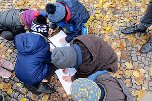 Ev. Kita Viktoria-Luise-Platz: Projekt Lebensmelodien: Stolpersteinputzen am 6.11.2023 (© Heidrun Jansen/Stefanie Leipholz)