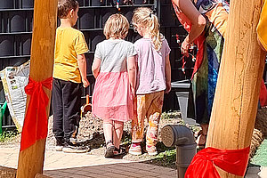 Ev. Kita Grünes Dreieck: Eröffnung Krippenspielplatz, 17. Juni 2025 (© WFP Bernward Benedikt Jansen Landschaftsarchitekt:innen)