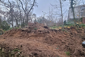 Neugestaltung Krippenspielplatz der Ev. Kita Grünes Dreieck: Begradigen der Fläche, 7.2.2025 (© Andreas Kaul)