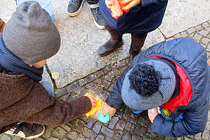 Ev. Kita Viktoria-Luise-Platz: Projekt Lebensmelodien: Stolpersteinputzen am 6.11.2023 (© Heidrun Jansen/Stefanie Leipholz)