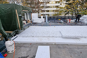 Erweiterung Ev. Kita Plötzensee: Dach Altbau Gefälledämmung, 9.1.2024 (© Andreas Kaul)
