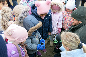 Ev. Kita Regenbogenland: Grundsteinlegung 18.11.2024 (© Wolf Wust/Redaktion Charlie)