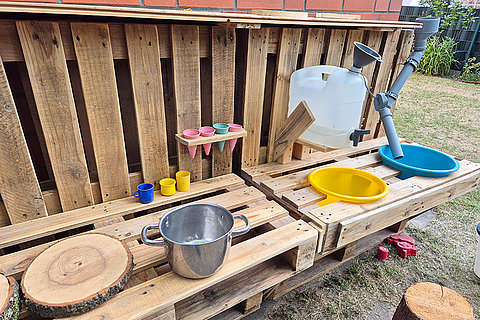 Ev. Kita Dreikönig: Outdoorküche (© Heike Mundrzyk)