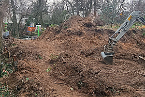 Neugestaltung Krippenspielplatz der Ev. Kita Grünes Dreieck: Begradigen der Fläche, 7.2.2025 (© Andreas Kaul)